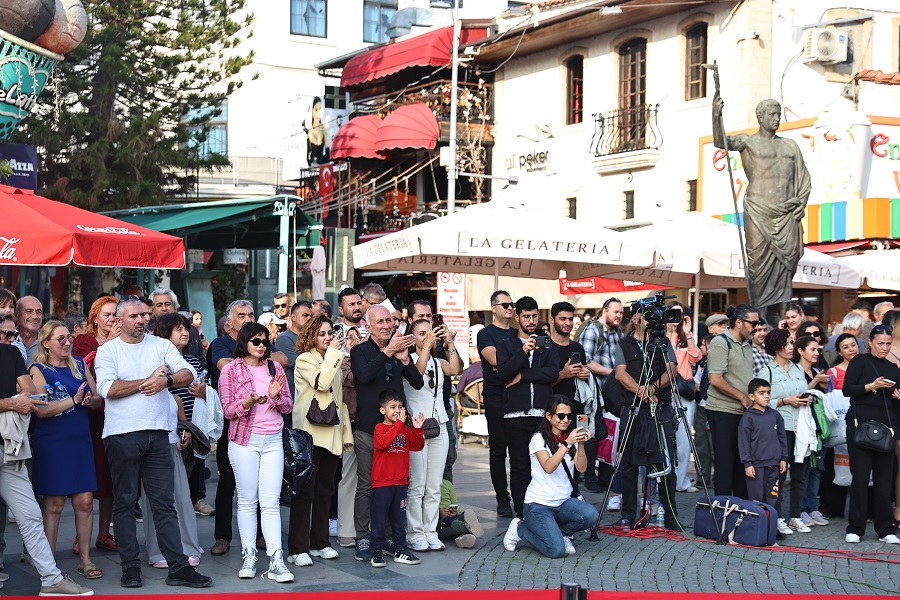 ANTALYA ULUSLARARASI PİYANO FESTİVALİ KENT MEYDANI MÜZİKLE DOLDU