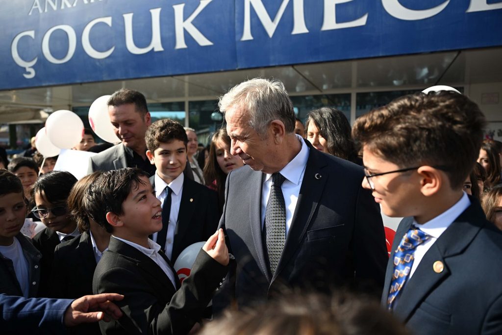 BİZLER MANSUR YAVAŞ: BAŞKANI ÖRNEK ALAN BİR TOPLUMUZ