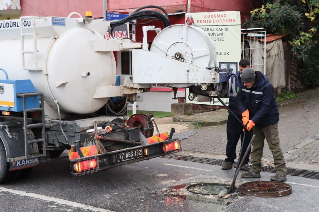  yoğun Yağmur Suyu Hatları Tıkanıklıkların Giderimesi Logar Ve Mazgal Temizliği