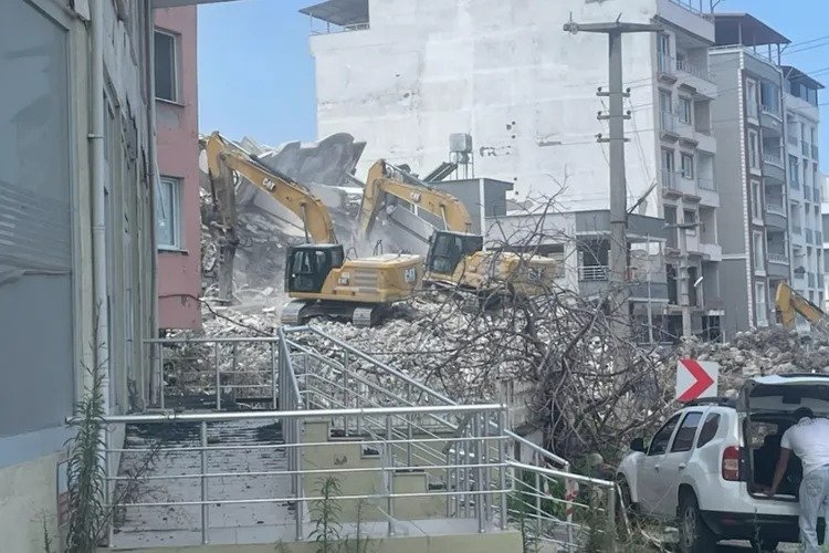 Hatay’da riskli binaların yıkımı devam ediyor