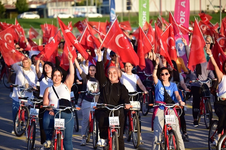 Kayseri Büyükşehir’den bisikletle ‘Zafer’ turu