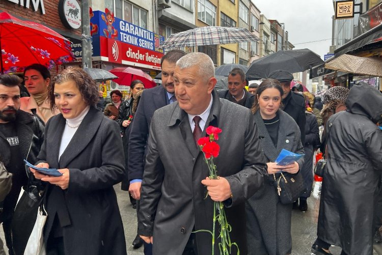 Sadık Güvenç 8 Mart’ta 8 bin gül dağıttı