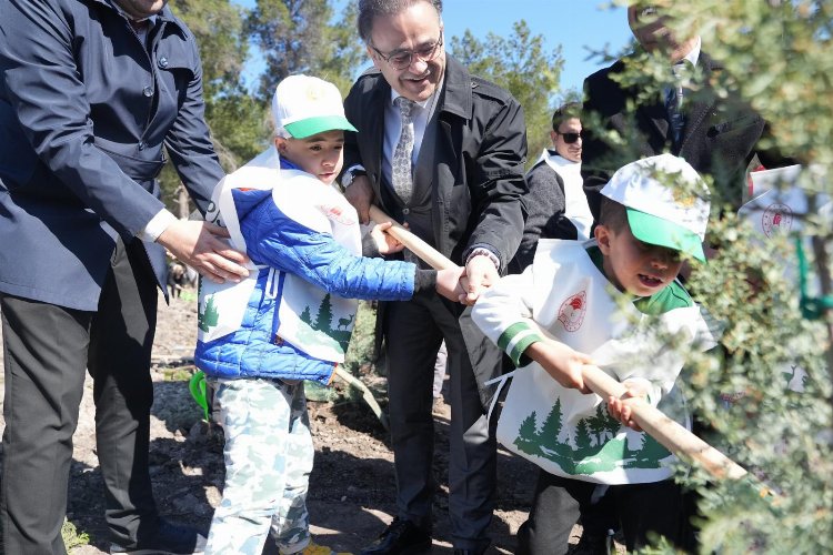 İzmir’de özel çocuklar fidan dikti