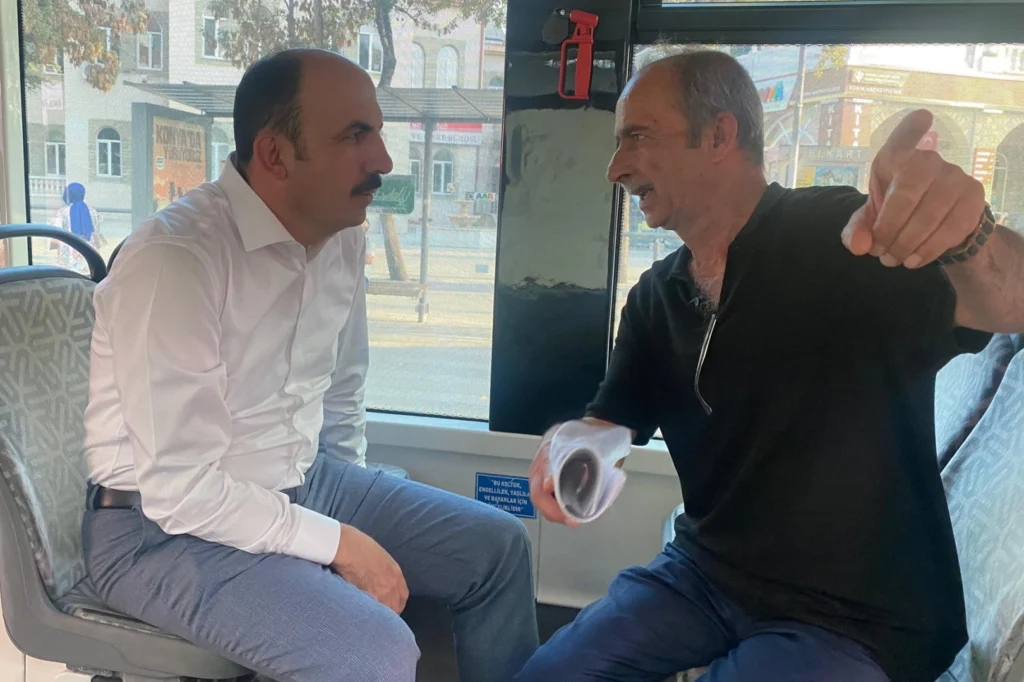 Konya’da Başkan Altay vatandaşları tramvayda dinledi