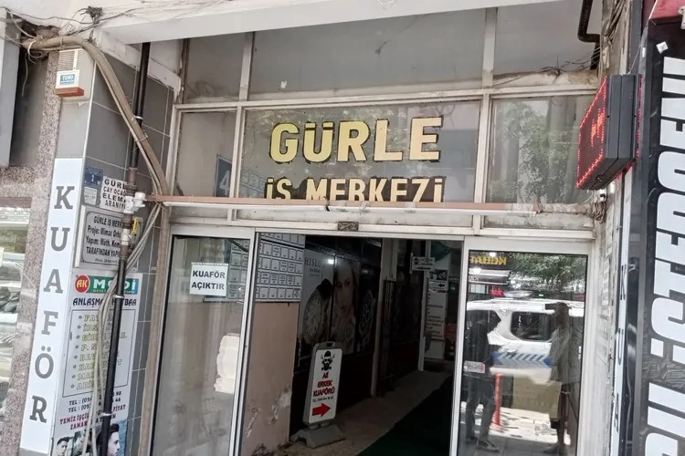 Bursa Gemlik’teki iş merkezi yıkılmayı bekliyor