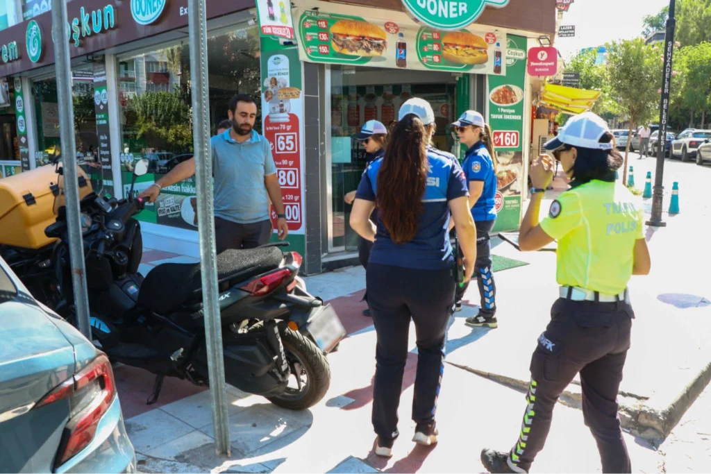 Manisa’da zabıta ekiplerinden kaldırım işgali denetimi