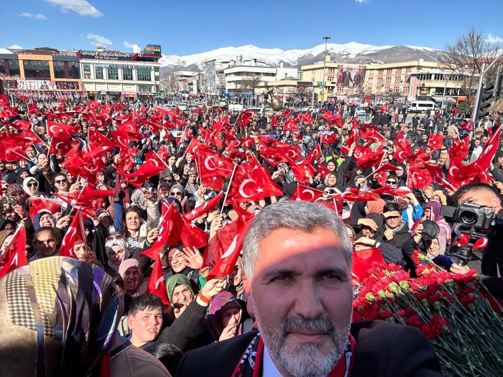ÇAKIR SEÇİM ÇALIŞMASINI CUMHURİYET MEYDANINDA SONLANDIRDI