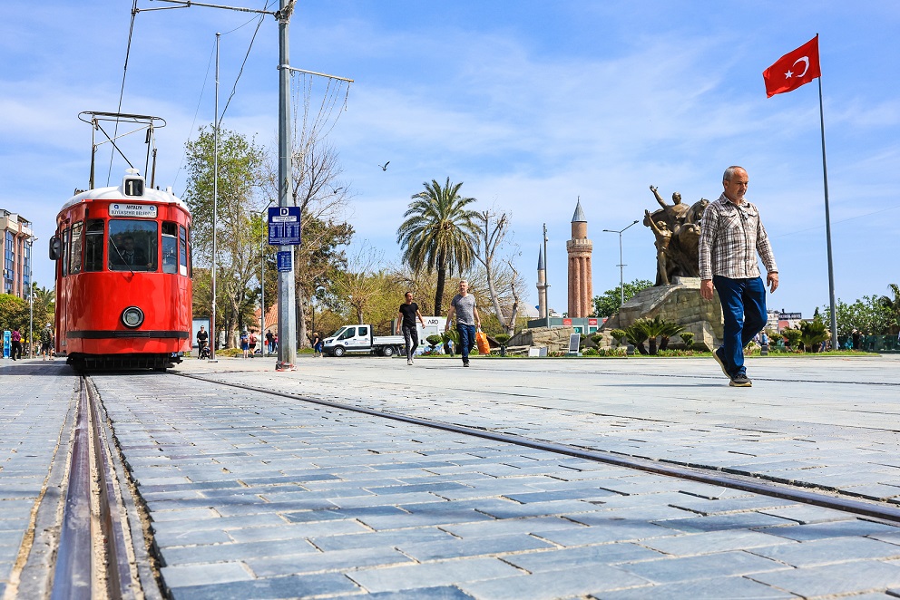 ANTALYA DA CUMHURİYET MEYDANI ENGELSİZ ŞEHİR OLDU
