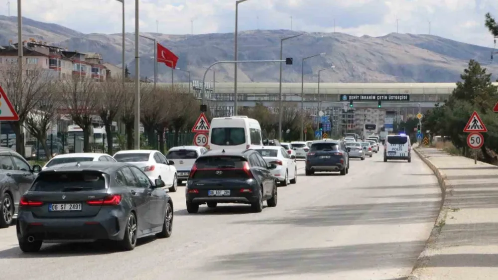 Afyonkarahisar’da Bayram Tatilinin Başlamasıyla Karayollarında Yoğunluk Oluştu