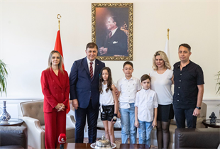 Başkan Tugay’ın emanet ettiği koltukta şarkılı mesaj