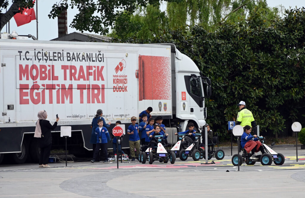 BAŞKAN GÜREL, TRAFİK HAFTASINI ÇOCUKLARLA KUTLADI