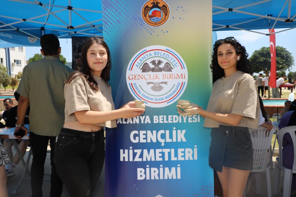 ALANYA BELEDİYESİ ÜNİVERSİTE ÖĞRENCİLERİNİ BAHAR ŞENLİĞİNDE SANATLA BULUŞTURDU