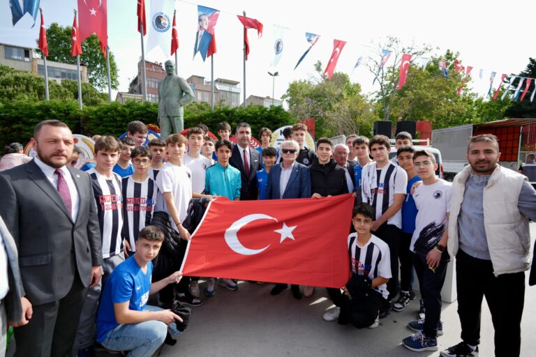 Kartal’da 19 Mayıs Törenleri Atatürk Anıtı’na Çelenk Sunumuyla Başladı