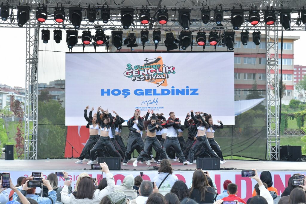 BEYLİKDÜZÜ KIRLANGIÇ GENÇLİK FESTİVALİ BAŞLADI