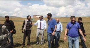 Etraf timsahlarla çevrili…