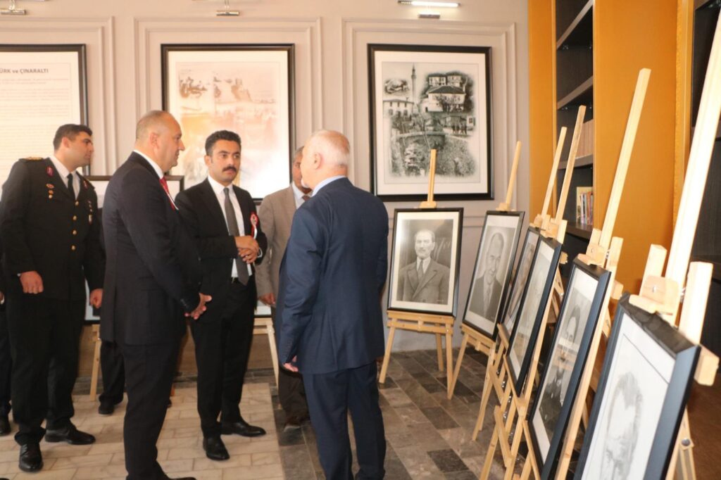 ÇINARCIK’TA  ‘ATA BİYOGRAFİ’ RESİM SERGİSİ AÇILDI