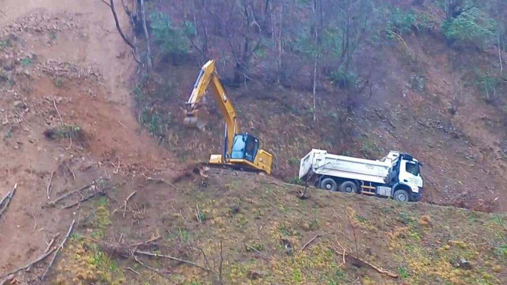 Giresun’da heyelan: Köy yolu ulaşıma kapandı! – Birlik Haber Ajansı