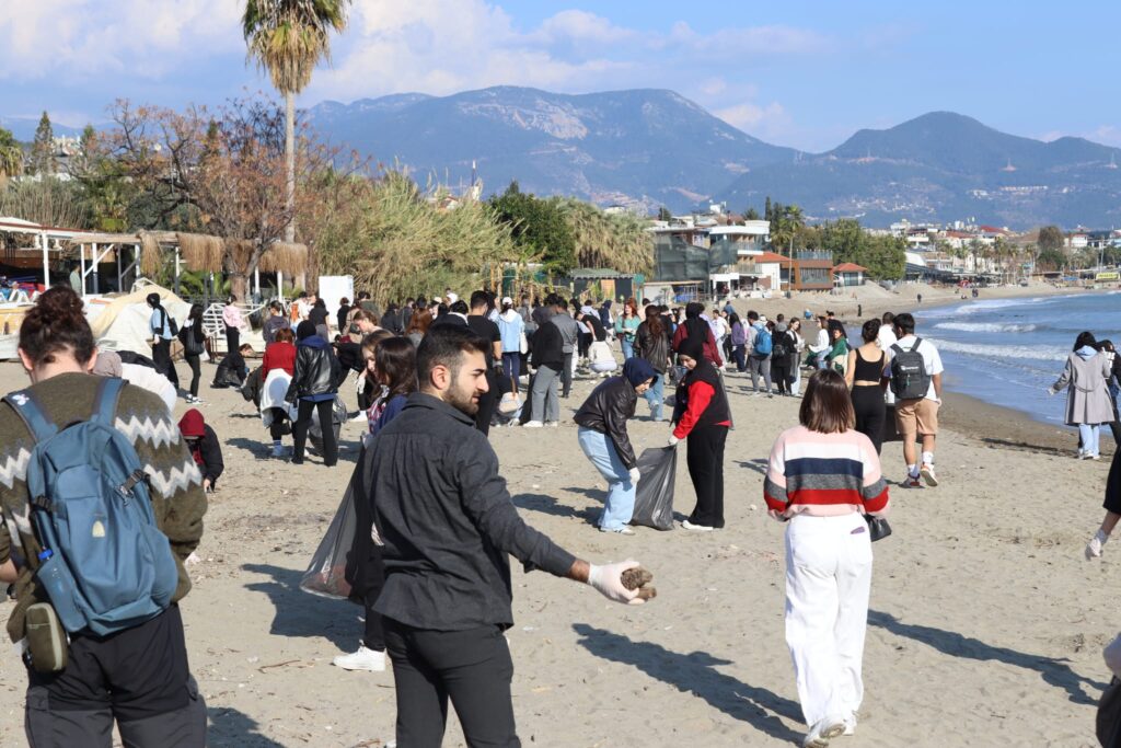 ALBÜS Gönüllüleri Alanya Sahillerini Temizledi