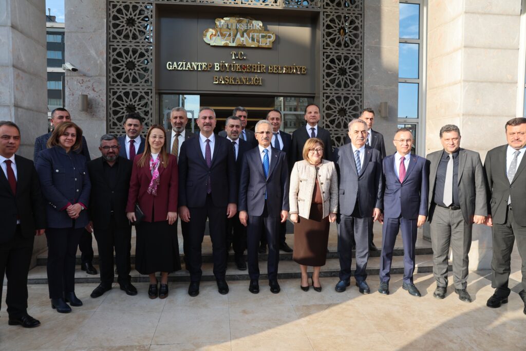 BAKAN URALOĞLU BAŞKAN ŞAHİN’İ ZİYARET ETTİ