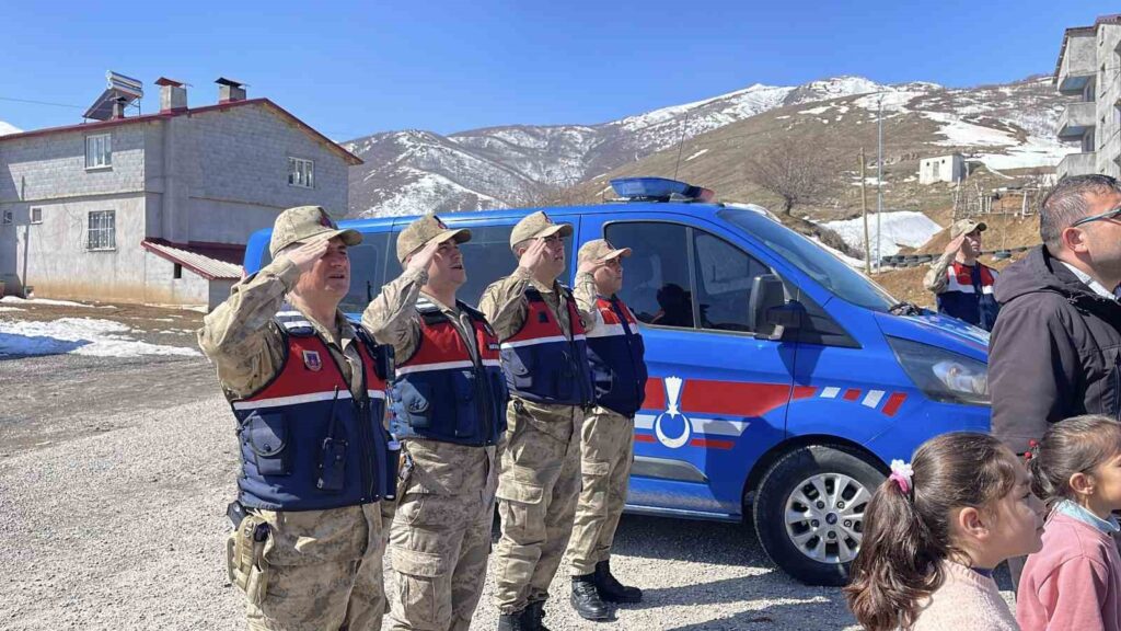 Bitlis’in Tatvan da öğrencilerden jandarma ya sevgi seli