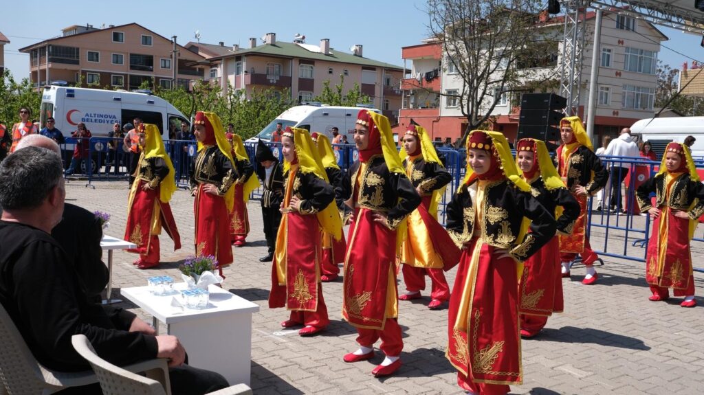 Altınova’da miniklere karnaval oyunları