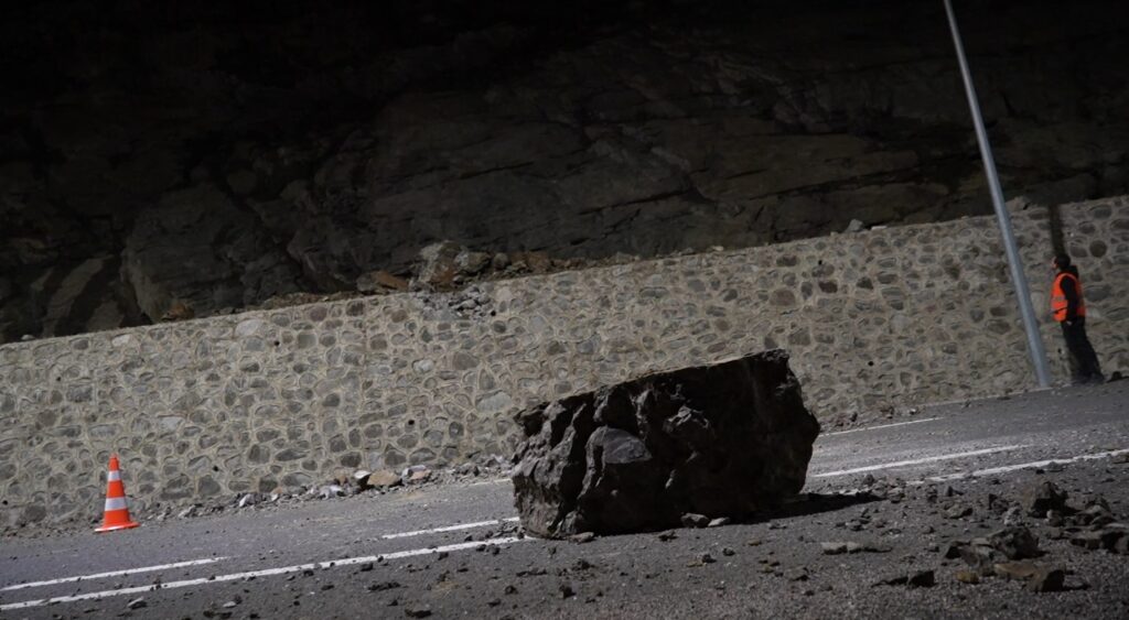 Gümüşhane’de heyelan: Yol trafiğe kapatıldı – Birlik Haber Ajansı