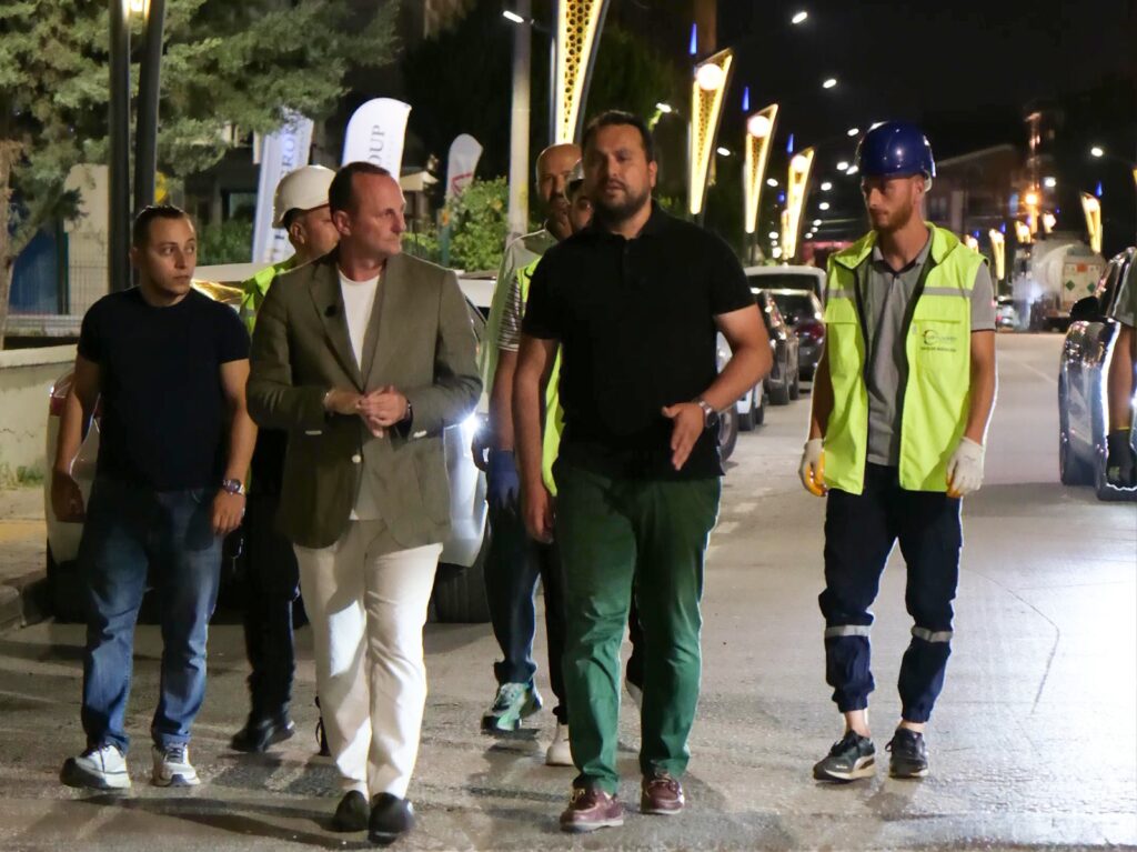 Çiftlikköy Sahne Işıkları Gibi Aydınlık içinde