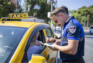 İzmir de Kısa Mesafe Yolcu Almayan Taksiciler Ceza İşlemi Uygulandı