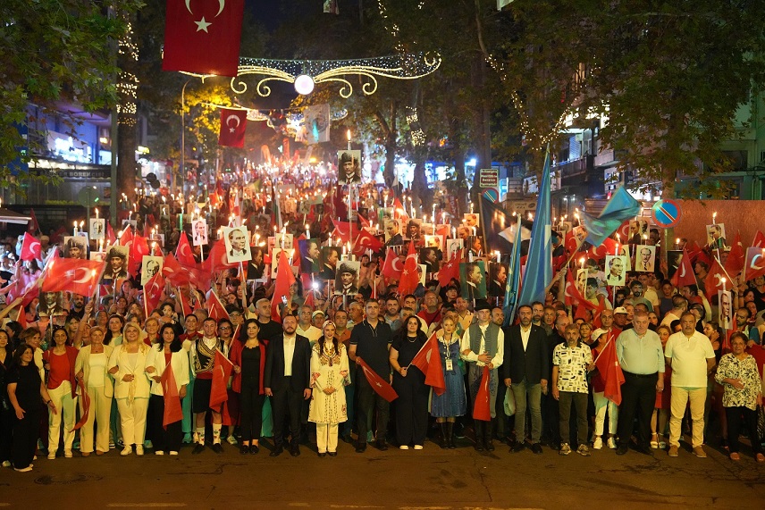 Kartal sokakları meşalelerle aydınlandı