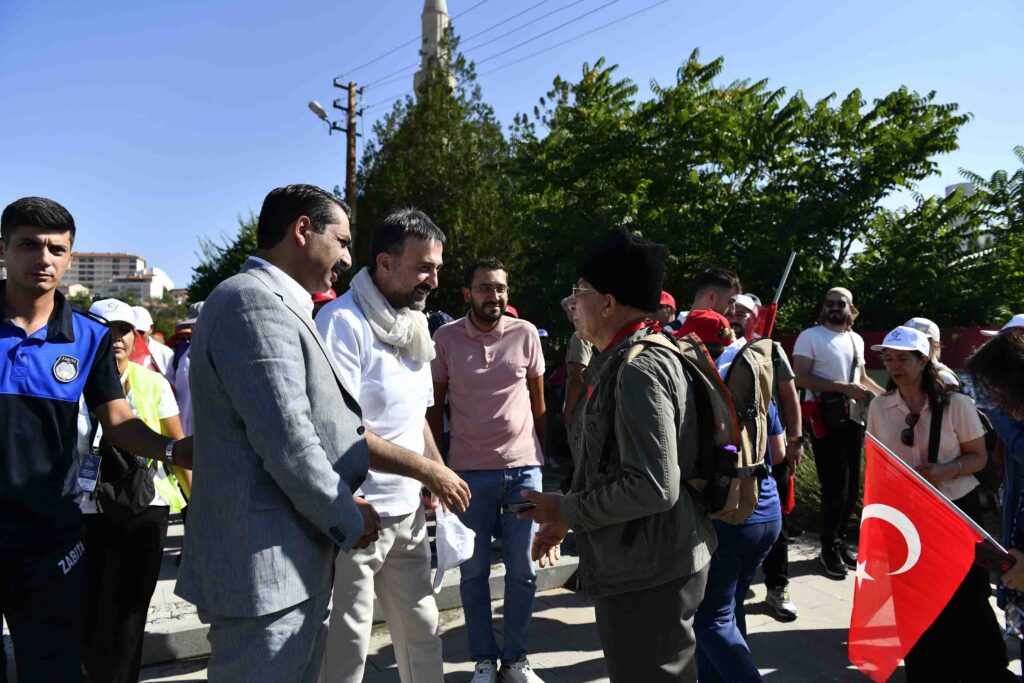 BOZKIRDA TÜRK BAYRAĞINDAN BİR GELİNCİK TARLASI
