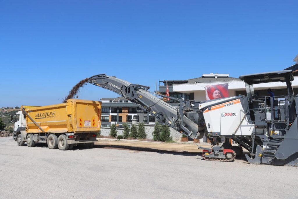 Yalova Belediyesi Genelinde Cadde Ve Sokaklarda Yıkama Çalışmalarına Ağırlık Veriyor.