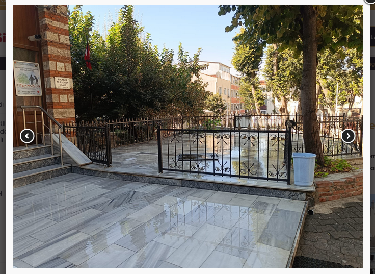 ibadethane çevreleri düzenli olarak süpürülüp yıkanıyor