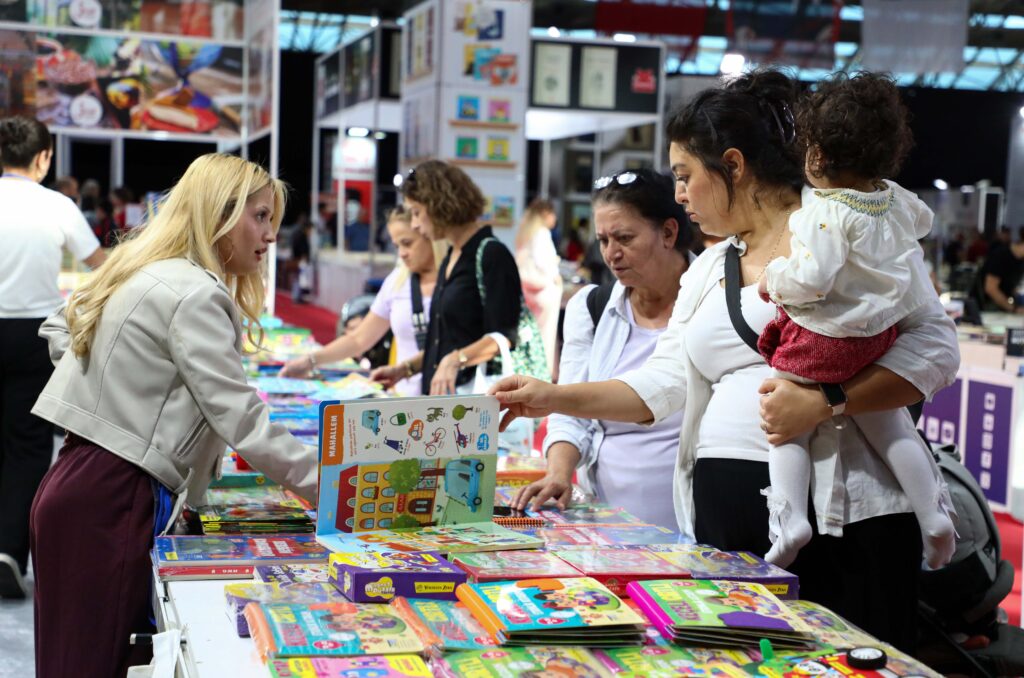 Antalya Kitap Fuarı, 7. gününde de ziyaretçilerini ağırlamaya devam ediyor.