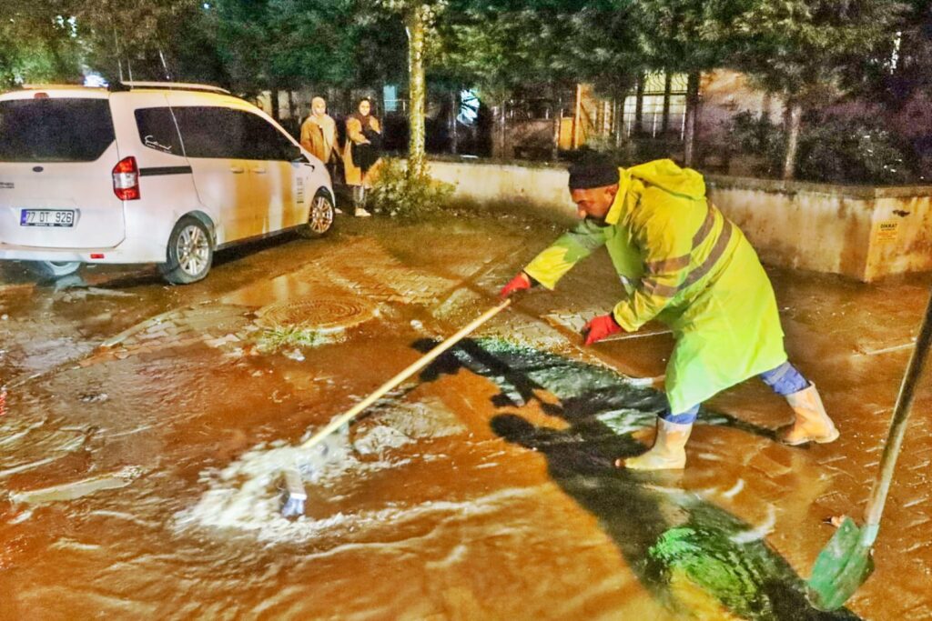 Yalova da  Ekipler Yağış Boyunca Olumsuzluk Yaşanmaması için Calıştırlar