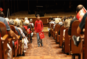 Dilek Türkan ile Cumhuriyet’e Şarkılar konserine İzmirliler yoğun ilgi gösterdi.