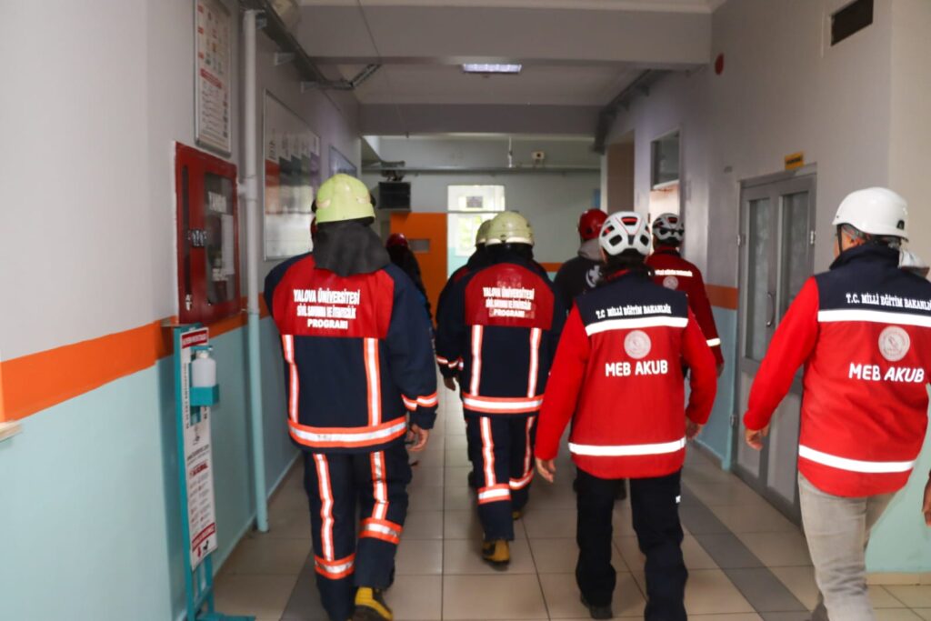 AFAD ve UMKE ekipleri ise yaralı tahliyesi ve ilk yardım Tatbikatı