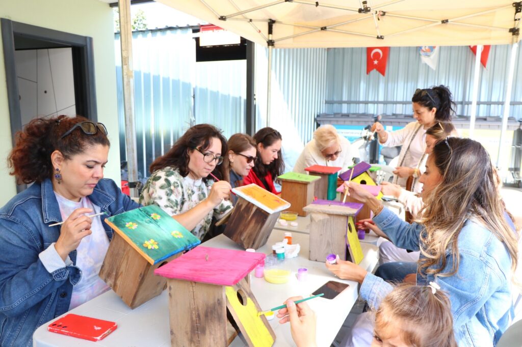 kuş yuvaları, yeniden ağaçlardaki yerlerini Aldı