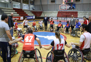 İzmir Spor Kulübü 20 yıldır ligden düşmeyen üç takımdan biri olmayı başardı.