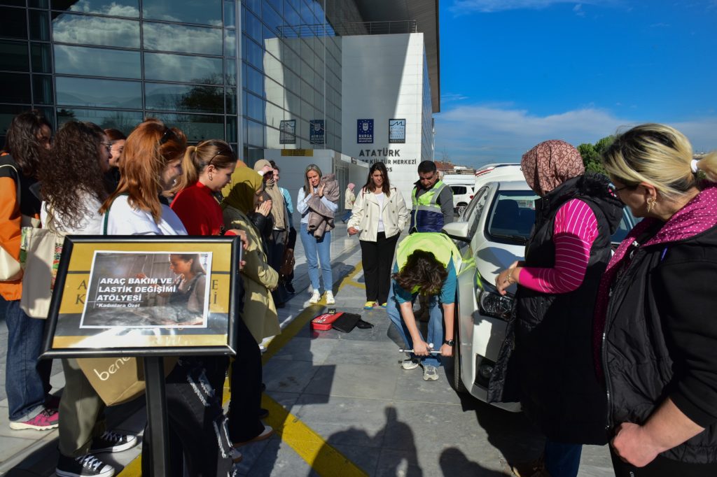 Kadınlara lastik değişimi, yağ ve su kontrolü acil durum uygulama olarak aktarıldı