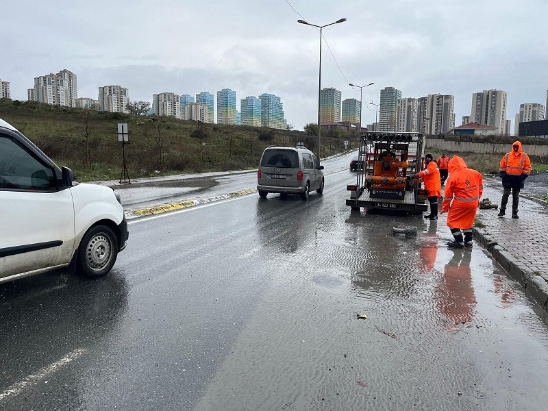 İSTANBUL DA ARNAVUTKÖY VE BAŞAKŞEHİR’DE YAĞIŞ ETKİSİNİ ARTIRDI