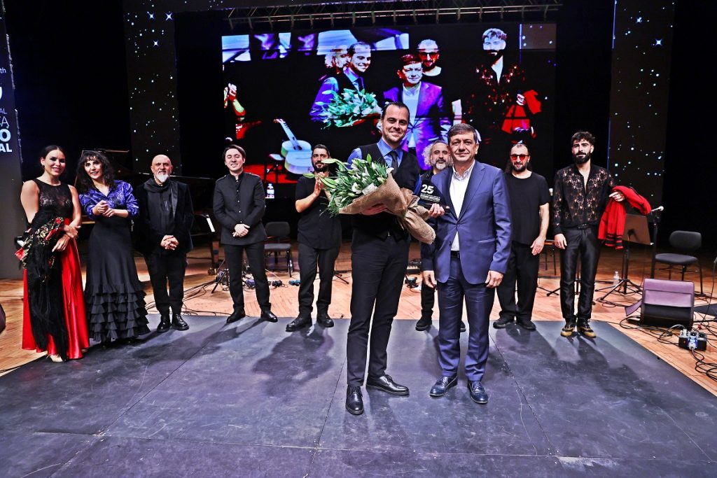 MAVİ SİYAH SAHNEDE KÜLTÜRLERİ BULUŞTURDU