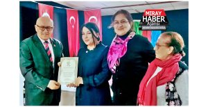 NE MUTLU TÜRKÜM DİYENE DALĞANAN BAYRAK İNMEZ EZANLAR SUSMAZ