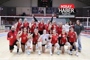 Çiftlikköy Belediyespor Kadın Voleybol Takımı, 55 dakikalık mücadeleyi 3-0 kazanarak puanını 44’e yükseltti