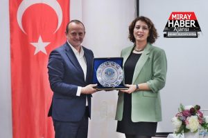 Çiğdemoğlu, okurlarıyla edebiyat dolu keyifli bir buluşmaya imza attı.