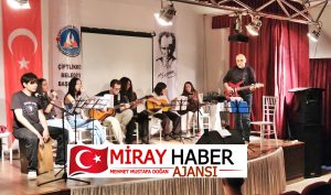 ücretsiz gitar eğitimi kurslarına katılan kursiyerler, yılsonu gösterisinde alkış topladı.