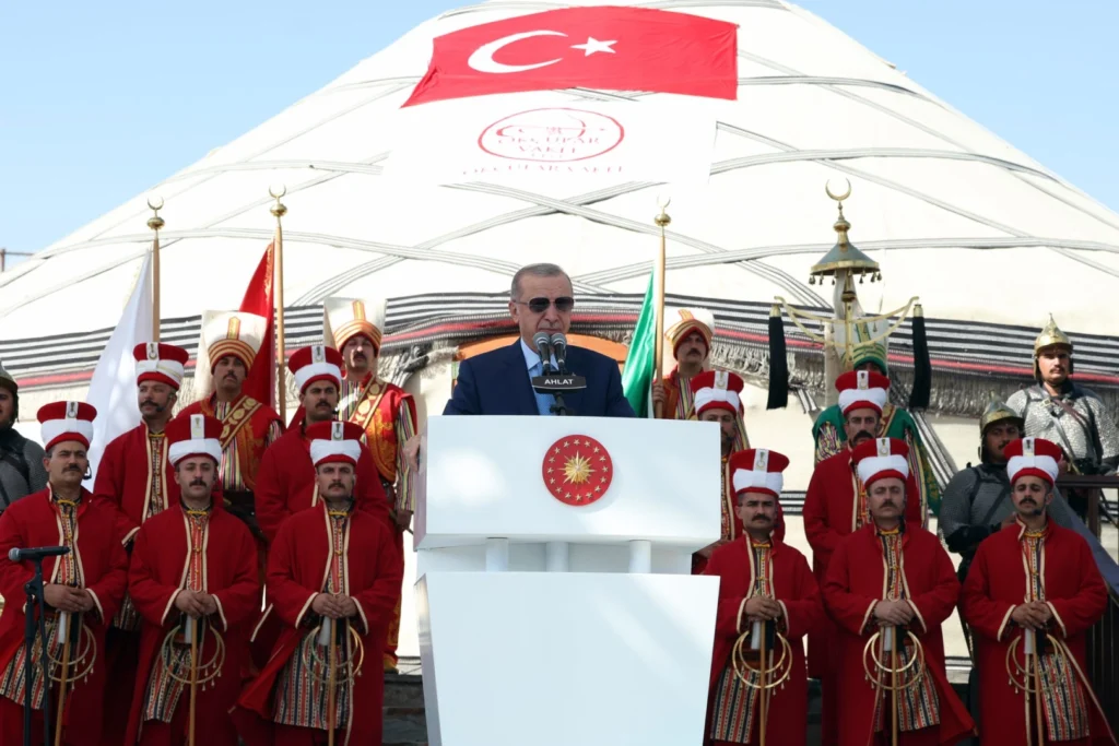 Cumhurbaşkanı Erdoğan Ahlat’tan seslendi… Bu toprakların emanetçisi değilk, asıl sahipleriyiz