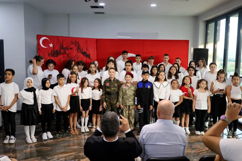 Sakarya’da ay yıldızlı bayraklarla süslenen vadiden anlamlı mesaj