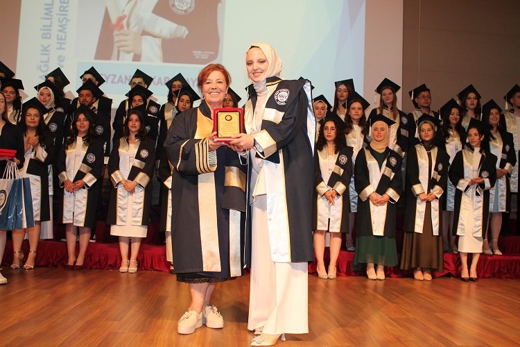 NNYÜ Sağlık Bilimleri’nde mezuniyet coşkusu