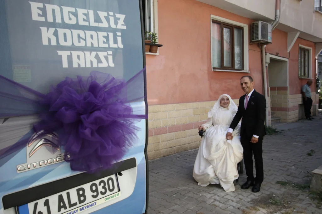 Kocaeli’de ‘Engelsiz Taksi’ gelin arabası oldu