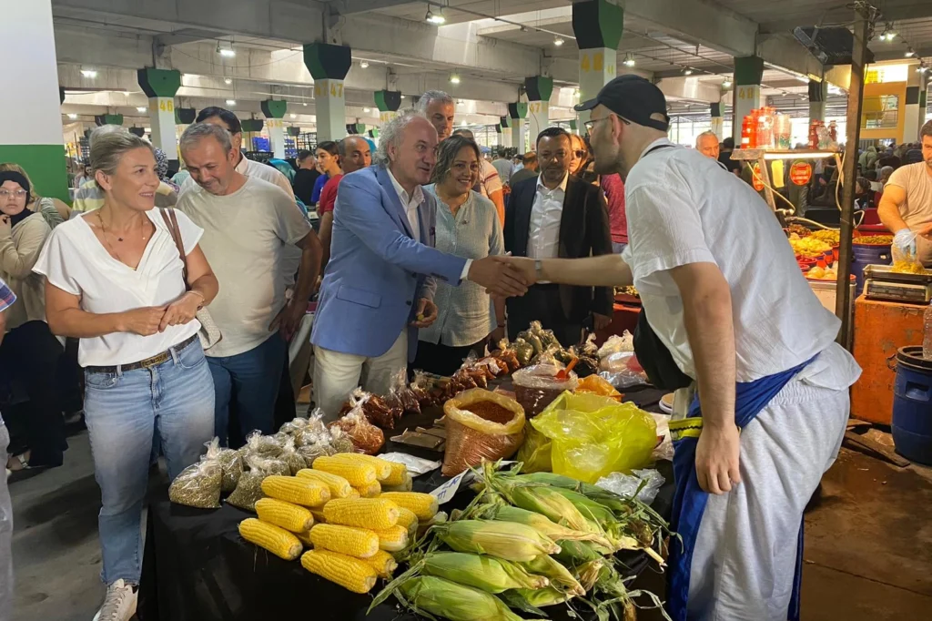 İzmit’te Başkan Vekili’nden pazarcı esnafına ‘hayırlı işler’